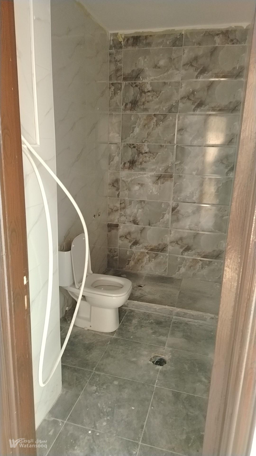 شقة صغيرة غرفة نوم واحدة فقط ومطبخ وحمام وصالون وبلكونة في إسكان الكهرباء ابوعلندا