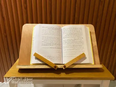 حامل كتب خشبي يدوي الصنع