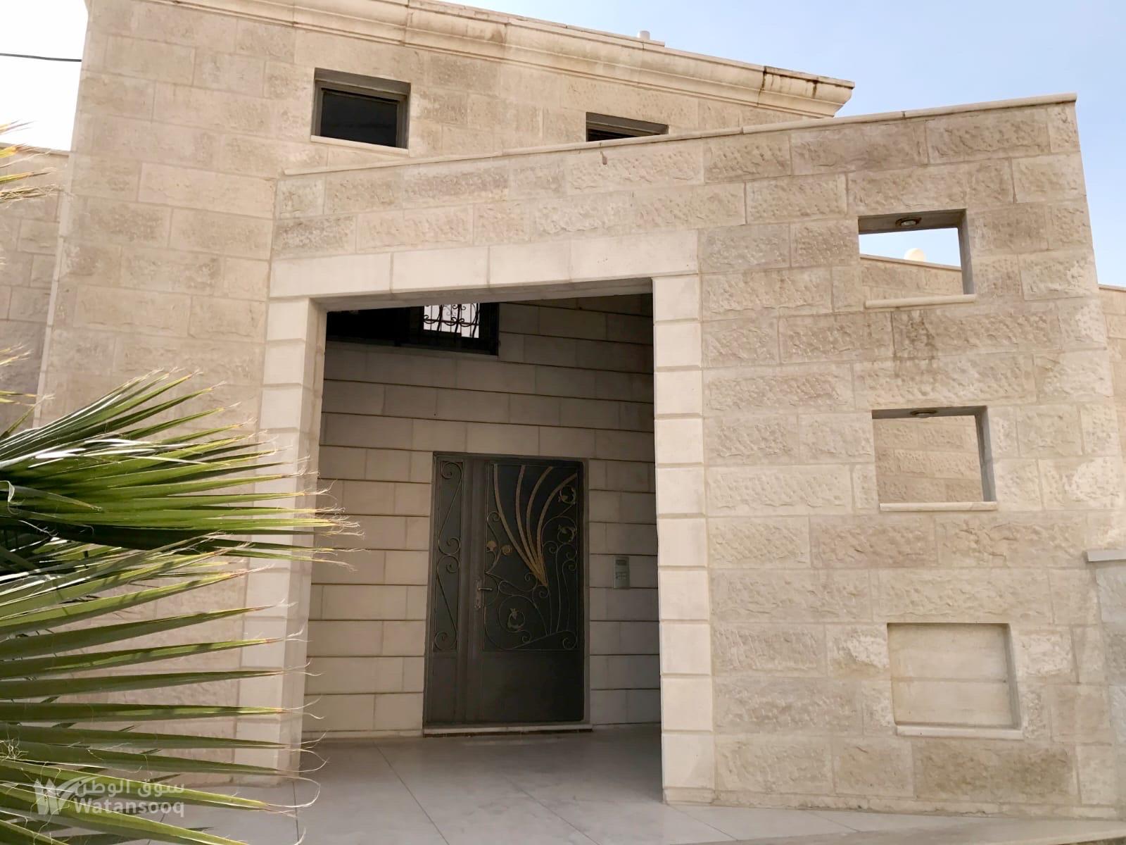 فيلا من طابقين للبيع في مرج الحمام