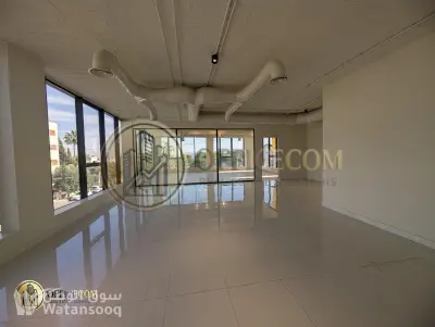 مكتب عصري بمواصفات عالية للإيجار في عبدون (220 م²)