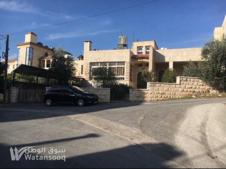 قطعة ارض عليها بناء قديم في خلدا