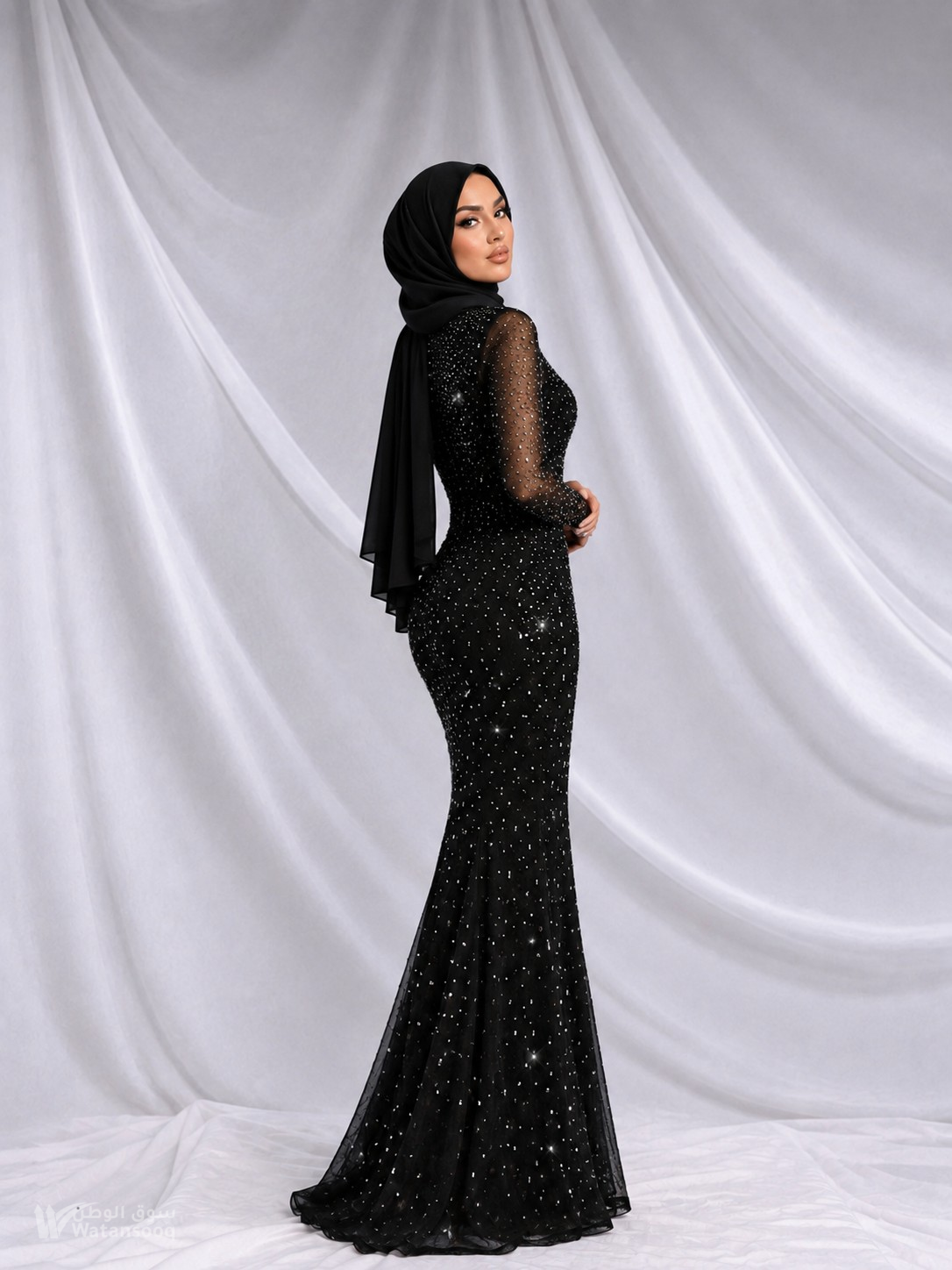 فستان اسود  لامع