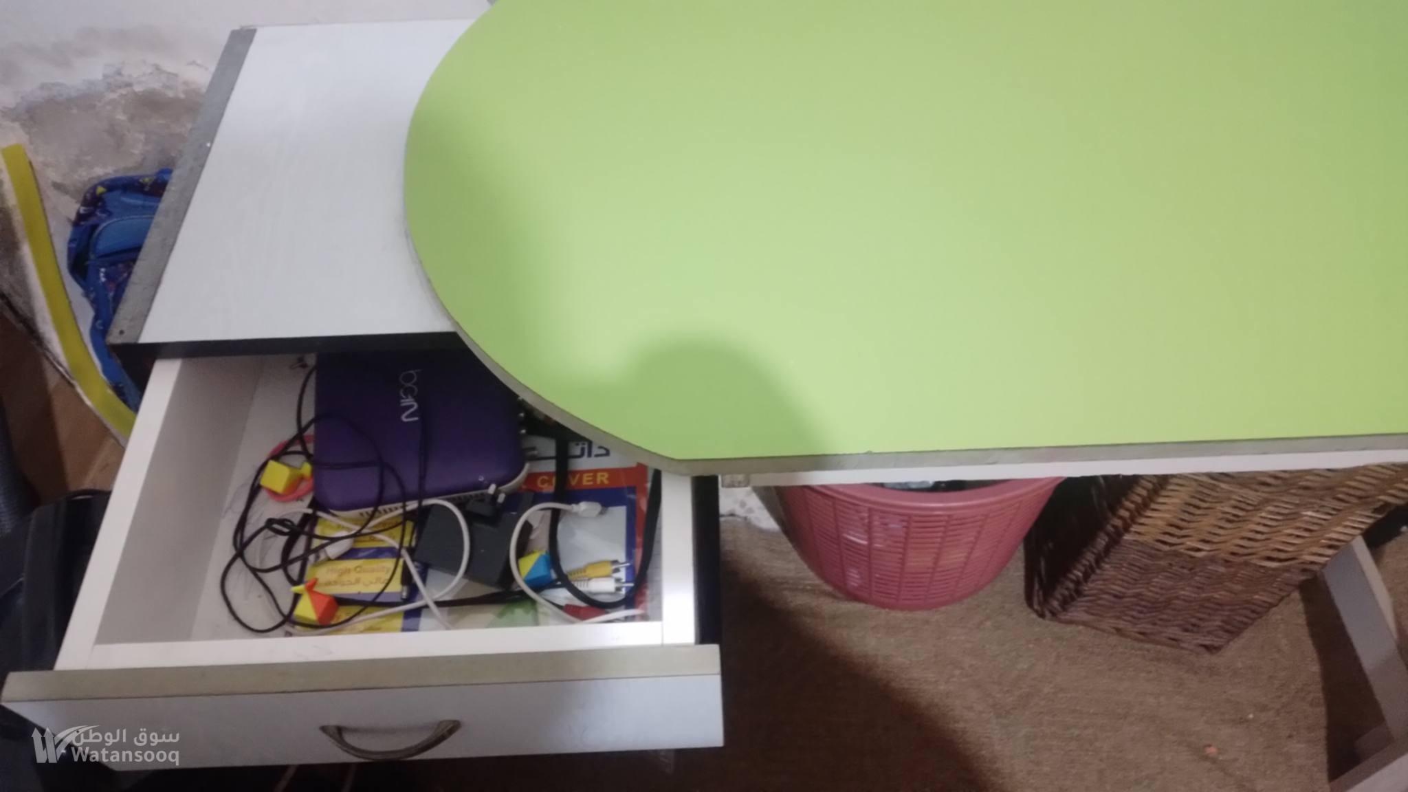 سرير مستعمل مع مكتب للدراسة صغير